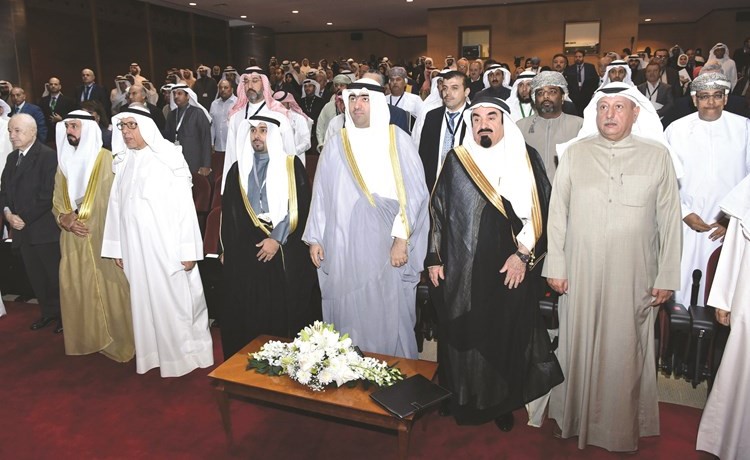 خالد الروضان متوسطا محمد حمود الهاجري ومحمد العبيلان وصقر الحيص ود.طلال أبو غزالة(ريليش كومار)﻿