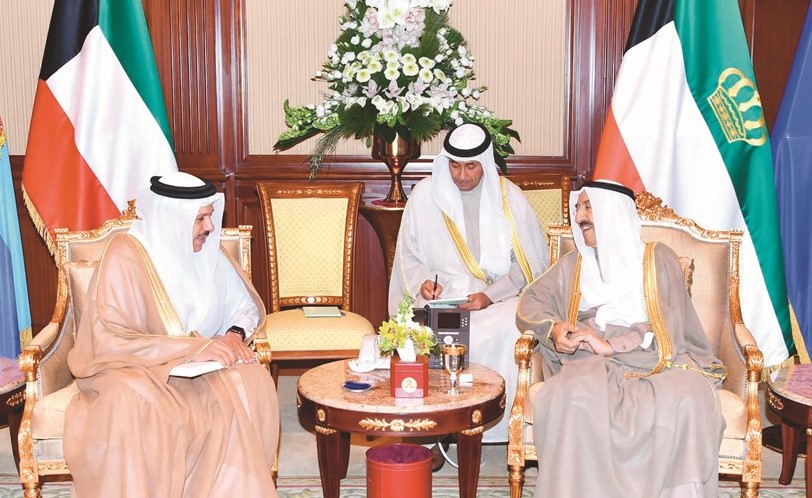 صاحب السمو الأمير الشيخ صباح الأحمد مستقبلا عبد اللطيف الزياني﻿
