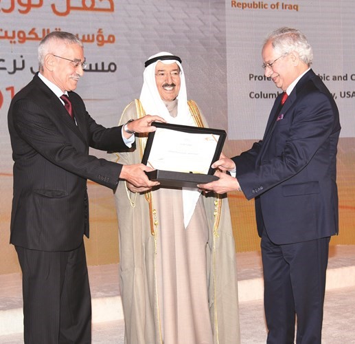 د.محسن الموسوي يتسلم جائزته﻿