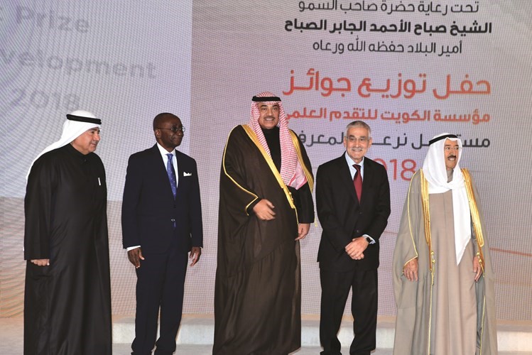 صاحب السمو الأمير الشيخ صباح الأحمد ود. عدنان شهاب الدين والشيخ صباح الخالد خلال تكريم الفائزين﻿