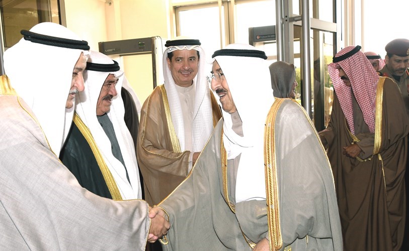 صاحب السمو الأمير الشيخ صباح الأحمد وسمو ولي العهد الشيخ نواف الأحمد يصافحان مستقبلي سموهما  ﻿﻿ويبدو مصطفى الشمالي ود.يوسف الإبراهيم ود.فايزة الخرافي﻿