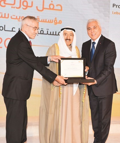 د.محمد حسن الصائغ يتسلم تكريمه﻿