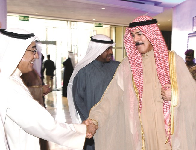 الشيخ محمد الخالد مصافحا أحد الحضور﻿