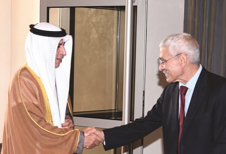 د.حامد العازمي مصافحا د.عدنان شهاب الدين﻿
