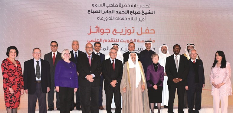 صاحب السمو الأمير الشيخ صباح الأحمد ود. عدنان شهاب الدين مع الفائزين بجوائز مؤسسة الكويت للتقدم العلمي 2018﻿