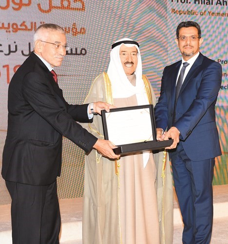 د.هلال الأشول يتسلم تكريمه﻿