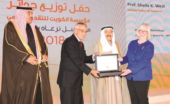 صاحب السمو الأمير الشيخ صباح الأحمد ود. عدنان شهاب الدين يكرمان د.شيلا ويست بحضور الشيخ صباح الخالد﻿