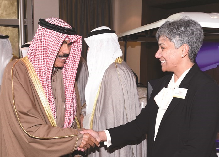 سمو ولي العهد الشيخ نواف الأحمد مصافحا د.أمانيالبداح﻿