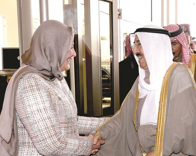 صاحب السمو الأمير الشيخ صباح الأحمد مصافحا د. فايزة الخرافي﻿