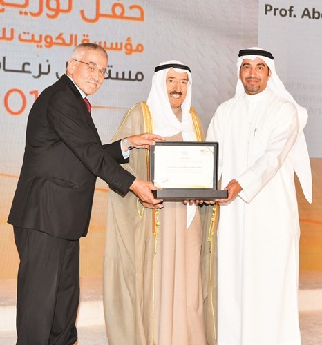 د. عبدالله الهاجري يتسلم تكريمه﻿