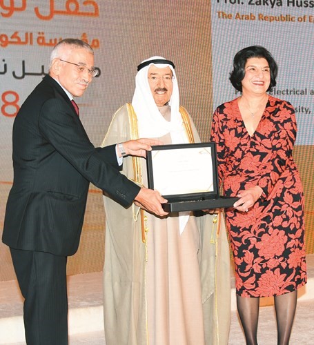 د.زاكية حسين تتسلم تكريمها﻿