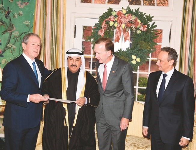 سمو الشيخ ناصر المحمد يسلم الرئيس الأميركي الأسبق جورج دبليو بوش رسالة خطية من سمو الأمير	﻿