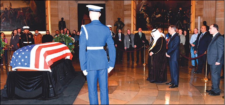 ممثل صاحب السمو الأمير الشيخ صباح الأحمد سمو الشيخ ناصر المحمد ملقيا النظرة الأخيرة على نعش الرئيس الأميركي جورج بوش الأب