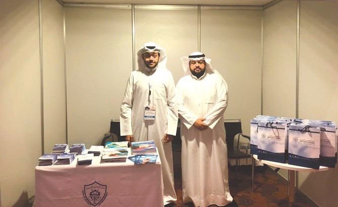 عبدالعزيز النكاس وحسن جمعة بجناح الجمعية بالمؤتمر﻿