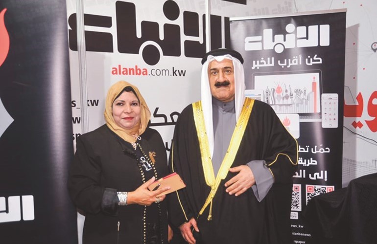 الشيخ اللواء على اليوسف الصباح متحدثا إلى الزميلة ناهد إمام خلال زيارته لجناح الانباء بالمعرض ﻿