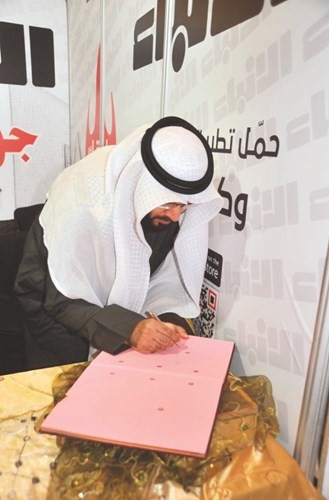 د.بدر المطيري مدير إدارة الثقافة الإسلامية بوزارة الأوقاف موقعا في دفتر زوار جناح الأنباء بالمعرض﻿