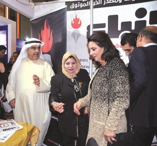 المنسق العام للاسبوع الكويتي في مصر أحمد بهبهاني والوزيرة السابقة د.درية شرف الدين مع الزميلة ناهد إمام في جناح الأنباء﻿