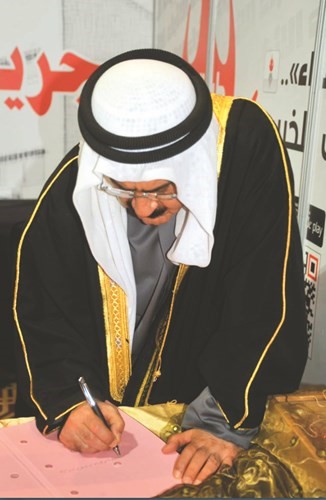 الشيخ اللواء على اليوسف الصباح موقعا في دفتر زوار جناح الانباء ﻿