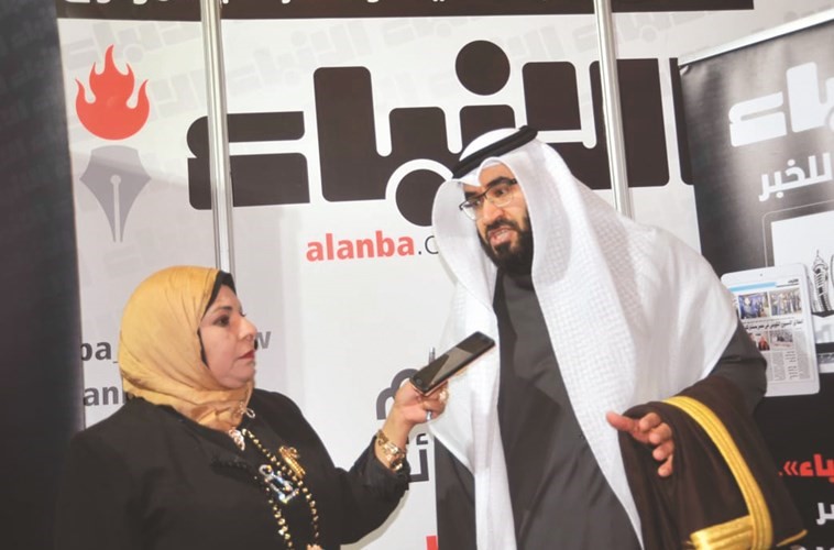 د.بدر المطيري مدير إدارة الثقافة الإسلامية بوزارة الأوقاف متحدثا للزميلة ناهد إمام في جناح الأنباء بالمعرض ﻿
