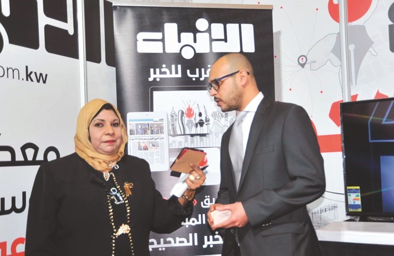 المستشار عادل السريع اقائم بالاعمال بالإنابة في سفارتنا بالقاهرة متحدثا إلى الزميلة ناهد إمام في جناح الانباء بالمعرض( تصوير ناصر عبدالسيد) ﻿