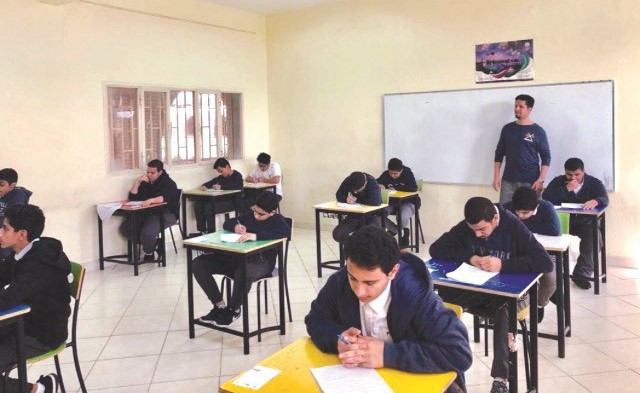 طلبة المعهد الديني في لجان الاختبارات ﻿