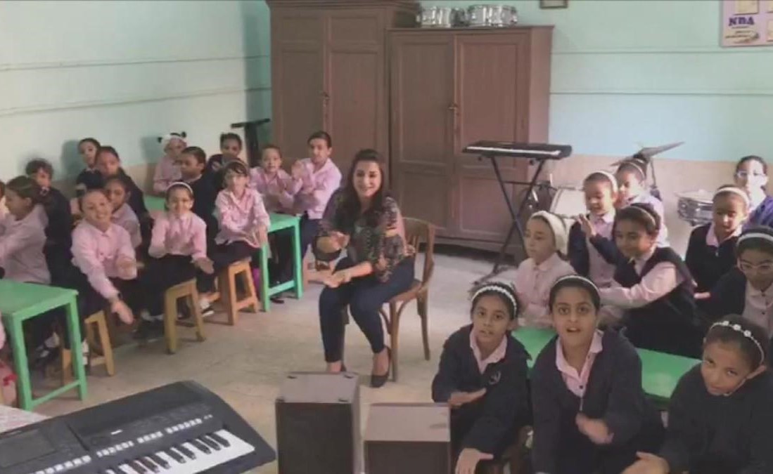بالفيديو.. شاهد ما فعلته معلمة بمصر مع طلابها للتصدي لفوضى الغناء