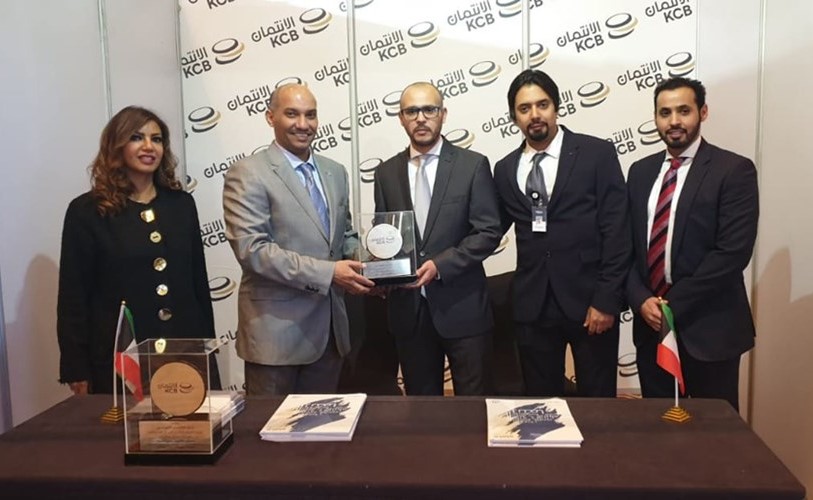 مبارك الرشيدي نائب مدير عام بنك الائتمان الكويتي يكرم المستشار عادل السريع القائم بالأعمال بالإنابة في سفارتنا بالقاهرة ﻿