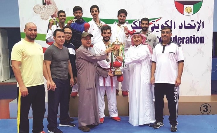 عماد بهبهاني يتوج لاعبي اليرموك بكأس البطولة﻿