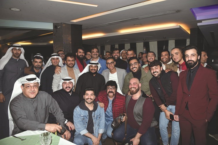 لقطة جماعية لأسرة المسلسل مع ضيوف المؤتمر	(متين غوزال)﻿