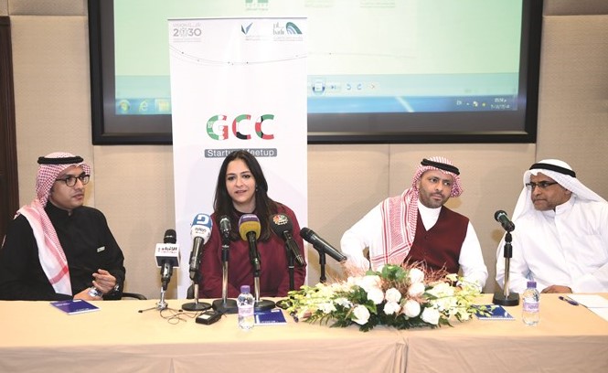 م.فارس العنزي ومعن عشقي وبكيزة عبدالرحمن وخالد المحفوظ خلال الملتقى﻿