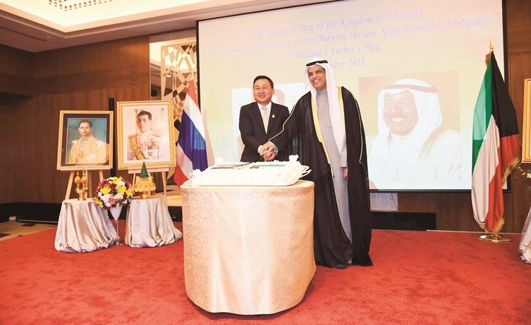 السفير علي السعيد مشاركا سفير تايلند دوسيت مانابان قطع كعكة الاحتفال﻿