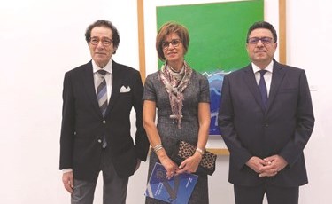 السفير المصري طارق القوني وهدى القوني مع الفنان فاروق حسني﻿