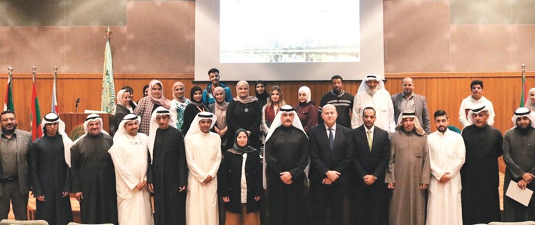 المشاركون في المؤتمر في صورة جماعية ﻿