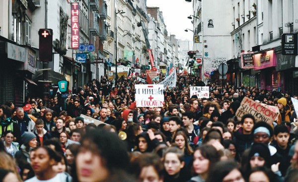 جانب من تظاهرات طلاب فرنسيون احتجاجاً على تشديد اجراءات الالتحاق بالجامعات أمس    				   (ا.ف.پ) 