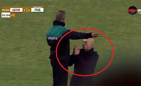 بالفيديو.. مدرب يركع أمام الحكم راجيا زيادة الوقت بدل الضائع