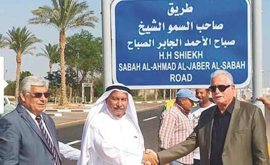 اللواء خالد فودة مصافحا السفير محمد الذويخلدى افتتاح الطريق﻿