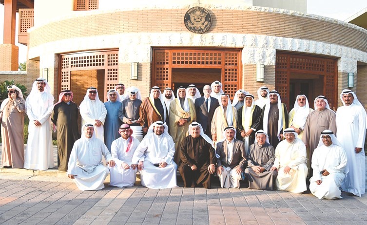 جواد بوخمسين والسفير الأميركي يتوسطان اعضاء الوفد الشعبي عقب تقديم التعازي في وفاة الرئيس الراحل جورج بوش الأب ﻿