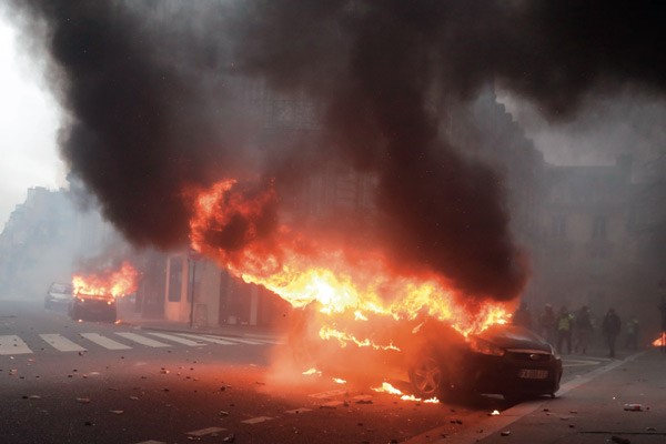 سيارات أحرقها متظاهرو «السترات الصفراء» قرب قوس النصر في باريس                               (ا.ف.پ)