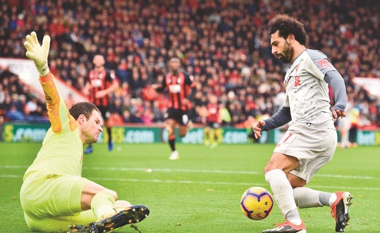 نجم ليفربول محمد صلاح يتلاعب ببيغوفيتش حارس بورنموث- (أ.ف.پ)﻿