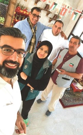 نوال الفيلكاوي مع أعضاء لجنة تحكيم مسابقة الطبخ التراثي ﻿