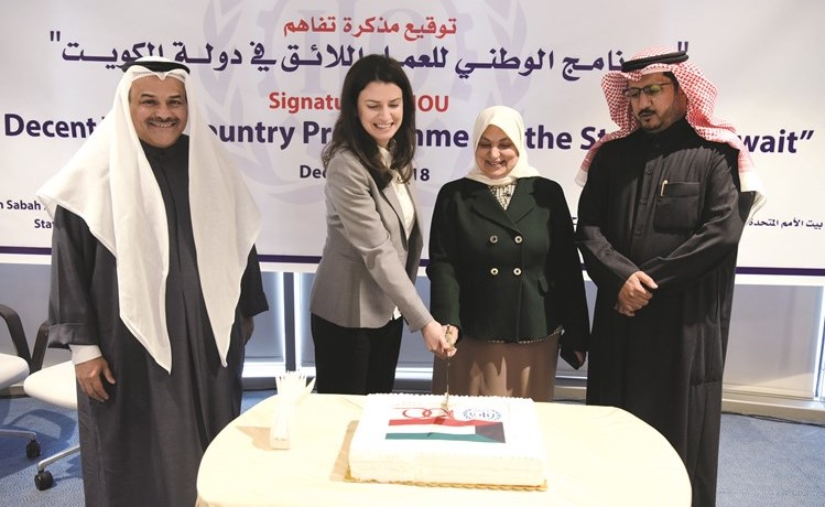 هند الصبيح ود.ربا جرادات تقطعان كعكة الاحتفال بتوقيع مذكرة التفاهم بحضور رباح الرباح وسالم العجمي 			(أحمد علي)﻿