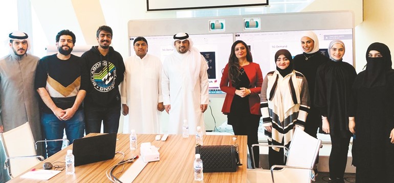 لقطة تذكارية خلال زيارة طلبة جامعة الخليج للعلوم والتكنولوجياقسم علوم الكمبيوتر الشبكات إلى مبنى VIVA ﻿