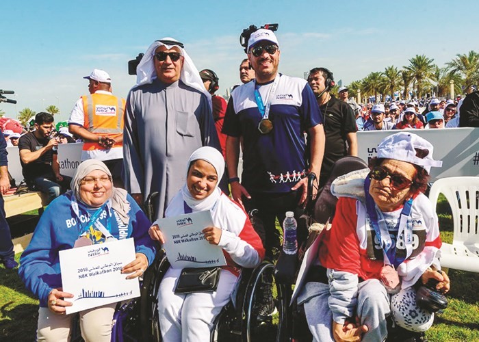 د.محمد الهاشل وصلاح الفليج أثناء تكريم فئة ذوي احتياجات الخاصة المشاركين في السباق﻿