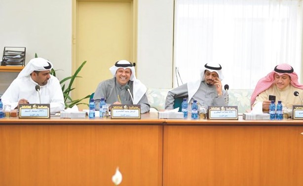 عسكر العنزي وماجد المطيري وفيصل الكندري وراكان النصف خلال اجتماع اللجنة الاسكانية﻿