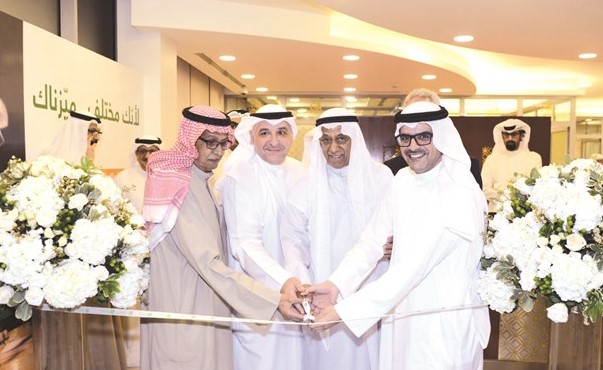 مازن الناهض ووليد مندني لحظة قص شريط الافتتاح﻿