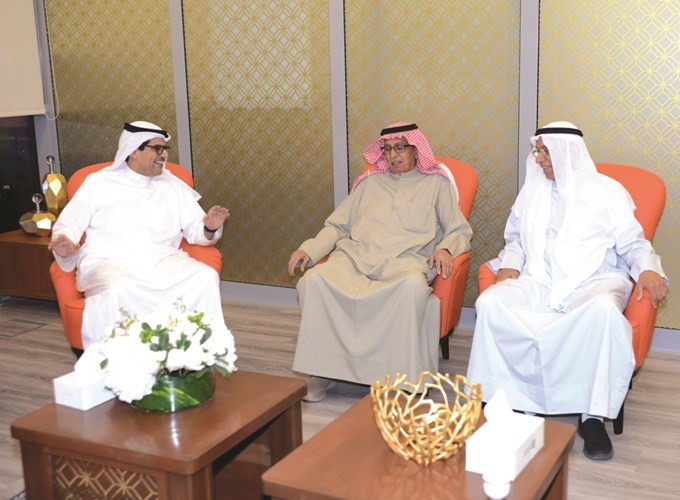 مازن الناهض مع بعض الضيوف داخل القاعة الجديدة﻿