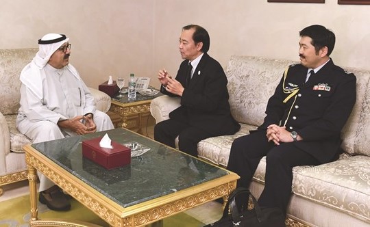 الشيخ ناصر صباح الأحمد مستقبلا السفير الياباني تاكاشي أشيكي والملحق العسكري العقيد تاكاآكي أريما﻿