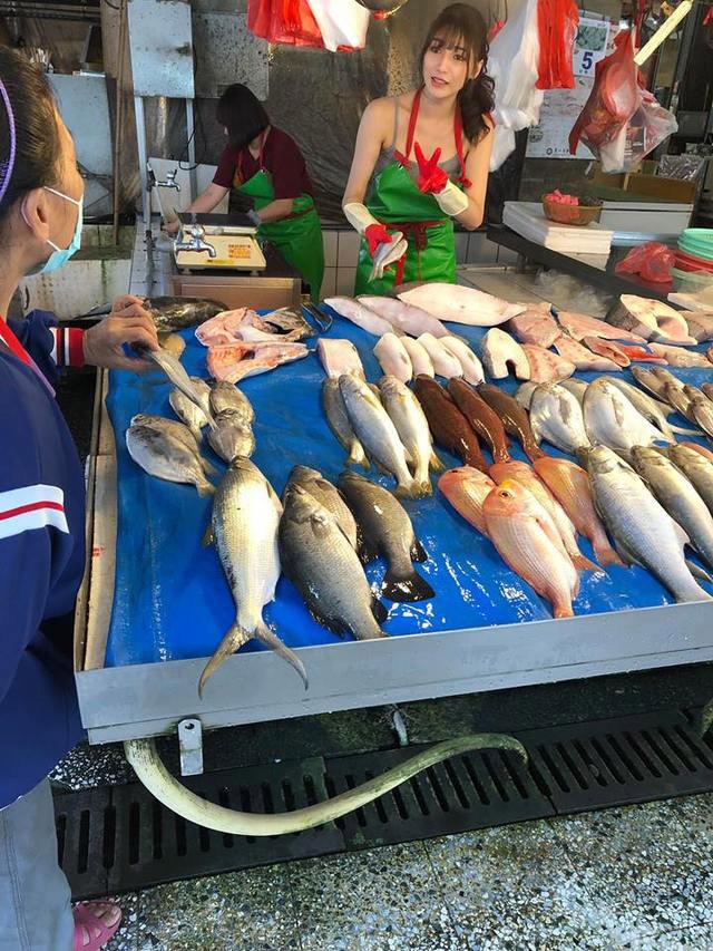 شاهد.. عارضة أزياء تايوانية تنال شهرة بسب صورة وهي تبيع الأسماك مع والدتها