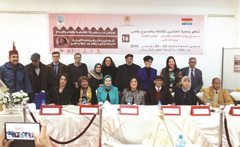 د. الفريح في لقطة تذكارية مع عدد من المشاركين في الملتقى﻿