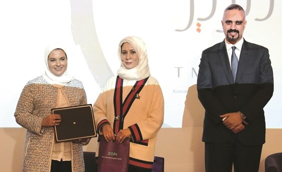 الروضان تكرم إحدى الطالبات بحضور د.مشعل الصباح﻿